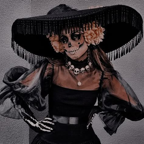 Catrina Headpiece, Makijaż Sugar Skull, Catrina Costume, Comic Christmas, Retro Filter, Halloween Makeup Sugar Skull, Mexican Halloween, Sugar Skull Costume, App Filter