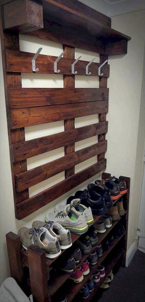 Shoe Rack Hallway, Diy Shoe Rack Ideas, Pallet Coat Racks, Pallet Shoe Rack, Mudroom Storage Bench, Pallet Furniture Designs, Room Storage Diy, Diy Shoe Rack, Mudroom Ideas