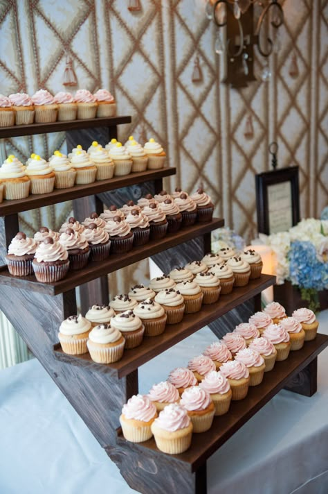 Wedding Cake Display Ideas, Cake Display Ideas, Budget Desserts, Wedding Cake Display, Diy Dessert, Dessert Bar Wedding, Dessert Table Ideas, Traditional Wedding Cake, Rustic Wedding Decorations