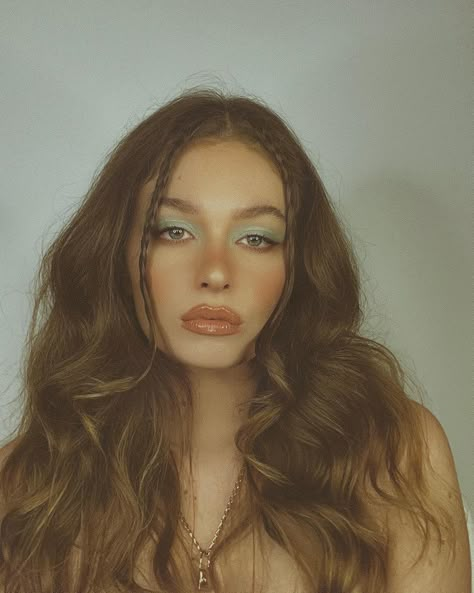 Makeup maquillage bleu blue fard
palette fashion mode tendance
hairstvle coiffure aesthetic
vintage retro
70s 60s filter girl inspo 70s Womens Makeup, Soft 70s Makeup, 70s Hooded Eye Makeup, 70s Makeup Blue Eyes, 70s Simple Makeup, 1970s Makeup Ads, Curly Disco Hair, 70s Inspo Makeup, 1970s Makeup Looks