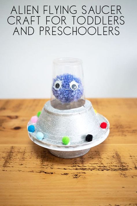 Flying sauce and alien craft to make with toddlers and preschoolers inspired by Aliens Love Panta Claus Spaceship Craft, Alien Craft, Space Crafts For Kids, Alien Crafts, Craft For Toddlers, Craft To Make, Arts And Crafts For Teens, Crafts For Teens To Make, Alien Spaceship