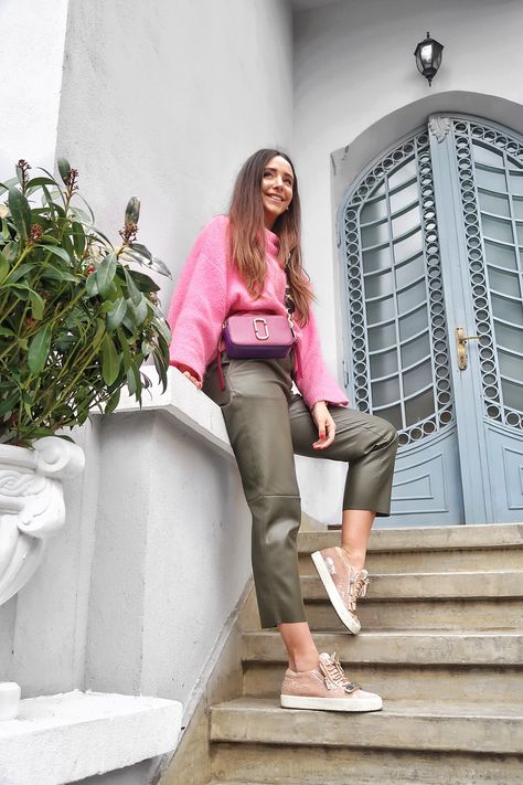 I am so in love with this pink and khaki casual outfit combo 💕 Khaki Pink Outfit, Olive And Pink Outfit, Light Pink Color Combinations Outfit, Pink And Tan Outfit, Pink And Khaki Outfit, Pink And Beige Outfit, Zara Styling, Rain Outfits, Army Green Outfit