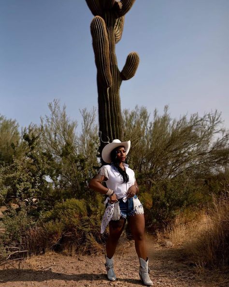 Jean Cowgirl Outfits, Cowgirl Outfits Black, Cowgirl Outfits Black Women, Go Out Outfit, Black Cowgirl Outfit, Houston Rodeo Outfit, Cowgirl Things, Girls Cowgirl Boots, Cowgirl Photoshoot