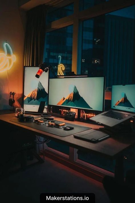 Laptop Setup Work Spaces, Laptop Desktop Setup, Standing Desk Setup, Fantasy Desk, Workstation Setup, Home Office Dark, Setup Pc, Home Office Layouts, Home Office Set Up