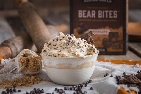 Bear Bite Cookie Dough Dip ~ Kodiak Cakes Cookie Dough Bowl, Graham Cracker Snacks, Kodiak Recipes, Kodiak Cakes Recipe, Chocolate Chip Dip, Healthy Dessert Options, Wls Recipes, Cookie Dough Dip, Weight Watchers Dessert Recipes