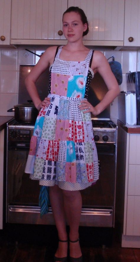 Tatulinka's Tales: The Patchwork Apron Upcycle Apron, Quilt Apron, Adding Ruffle To Apron, Apron From Vintage Tablecloth, Patchwork Apron, Retro Apron Patterns Eclectic, Apron Ideas, Quilt Dress, Denim Apron