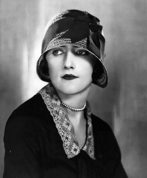 A 1920s Cloche Hat, 1929 Types Of Hats For Women, 1920s Hats, 1920s Hat, 1920s Women, 20s Style, Vintage People, Cloche Hats, The Jazz Age, Louise Brooks