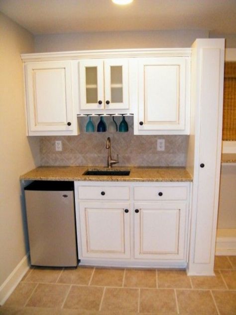 Mini Kitchen Design, Ranch Home Designs, Small Basement Kitchen, Small Basement Design, Kitchenette Ideas, Basement Guest Rooms, Kitchen Ventilation, Basement Layout, Modern Basement