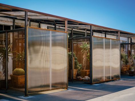 Polycarbonate blurs cactus in Santa Monica Greenhouse by Part Office Industrial Style Office, Gerobak Dorong, Polycarbonate Panels, Green City, Building Facade, Urban Farming, Green House, Large Plants, Architecture Photo