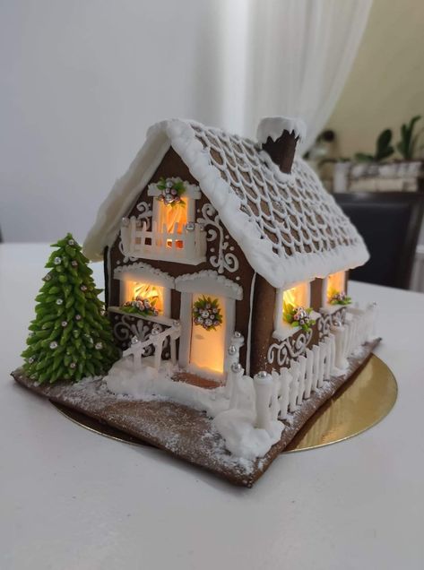 Pre Built Gingerbread House Ideas, Genderbread House Ideas, Ginger Bread Houses Ideas Creative, North Pole Gingerbread House, Gingerhouse Ideas, Pepperkakehus Ideas, Aesthetic Gingerbread House, Gingerbread House Inspo, Homemade Gingerbread House