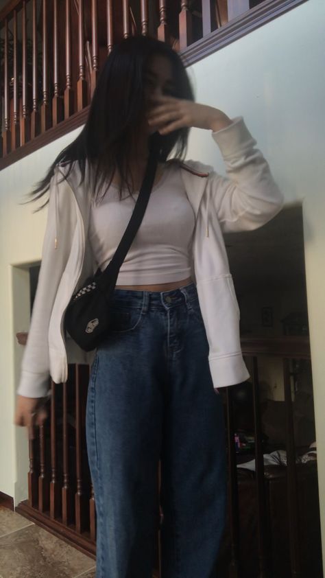 Crop Top With Straight Jeans, Jacket With Crop Top And Pants, Crop Top White Shirt Outfit, White Top Korean Outfit, White Crop Tee Outfit, White Zip Up Jacket Outfit, Cropped Tee And Jeans Outfit, Crop White Jacket Outfit, Tank Top Outfits With Jacket