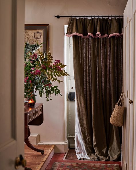 Say hello to our new favourite A/W combination 💭 Our flop over frill door curtain in Sage Washed Irish linen with a blush fringing trim... Lined in our Harbour Stripe for that extra something from the outside looking in💫 As the days become shorter and darker, it’s time to embrace cosiness, keep out the draught and coccoon yourself in autumnal colour 🍂 Our made to measure curtains and blinds are made in England and delivered in 14 working days - order yours now to get your home autumn ready... Tori Murphy Curtains, Curtain In Bathroom, Interiors 2024, Window Furnishings, Cottage Curtains, Bedroom Curtain Ideas, Curtains And Blinds, Linen Curtain, Long Curtains