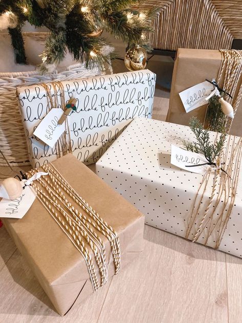 Xmas Gift Wrap, Neutral Christmas Decor, Gift Wrapping Inspiration, Gift Wrapping Ideas, Gifts Wrapping Diy, Minimalist Christmas, Winter Home Decor, Holiday Gift Wrap, Wrapping Ideas