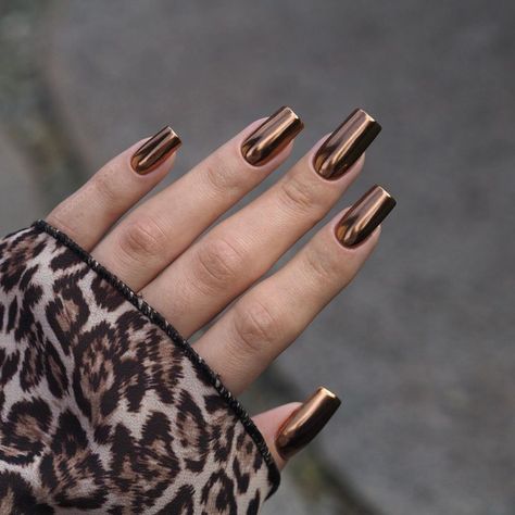 Bronze Metallic Nails, Metallic Copper Nails, Chrome Nails Bronze, Brown Beige Nails, Bronze Chrome Nails, Bronze Nails Designs, Brown Chrome Nails, Chrome Powder Nails, Copper Nails Designs