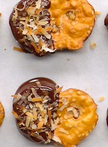 Make this recipe with caramel, coconut flakes, chocolate and Snack Factory® Pretzel Crisps® for a sweet and salty dessert bite. Recipe With Caramel, Snack Factory Pretzel Crisps, Pretzel Sandwich, Salty Desserts, Chocolate Caramel Pretzels, Caramel Coconut, Coconut Bites, Pretzel Crisps, Caramel Pretzels