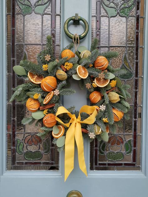 Citrus Decorations, Citrus Christmas, Julkransar Diy, Christmas Door Wreath, Natural Christmas Decor, Orange Christmas, Yellow Bow, Christmas Door Wreaths, Dried Oranges