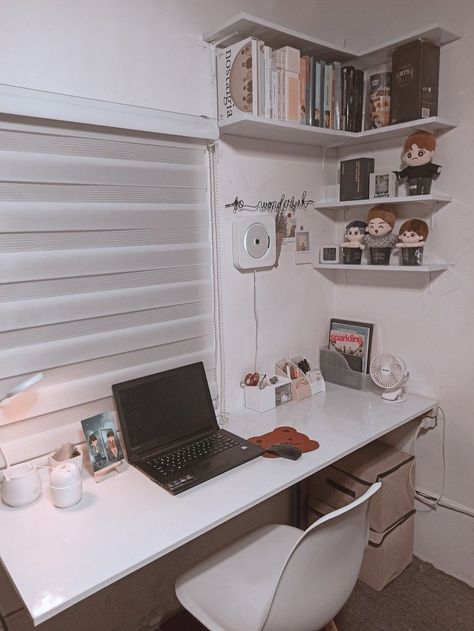 Modern and Stylish study table design ideas Low Budget Aesthetic Room, Low Budget Bedroom Ideas Minimalist, Low Budget Desk Setup, Minimalist Kpop Bedroom, Aesthetic Set Up, Room Ideas For Small Rooms Minimalist, Small Desk Ideas Aesthetic, Room Makeover Minimalist, Small Room Aesthetic Minimalist