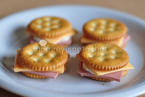 Cracker sandwiches - haha-says mommy is not a chef! Cheese And Cracker Lunch Ideas, Simple Snack Ideas, Healthy Snack Ideas For Kids, Cracker Sandwiches, Dessert Shooters Recipes, Toast Aperitif, Snack Ideas For Kids, Peanut Butter Snacks, Healthy Snack Ideas