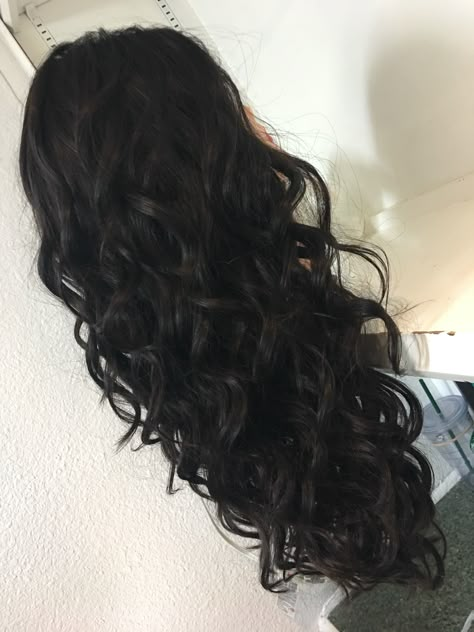 Medium Layered Haircuts Wavy Hair, Curling Thick Hair, Long Layered Curly Hair, Black Wavy Hair, Black Hair Aesthetic, Jet Black Hair, Haircuts For Wavy Hair, Natural Hair Beauty, Shot Hair Styles