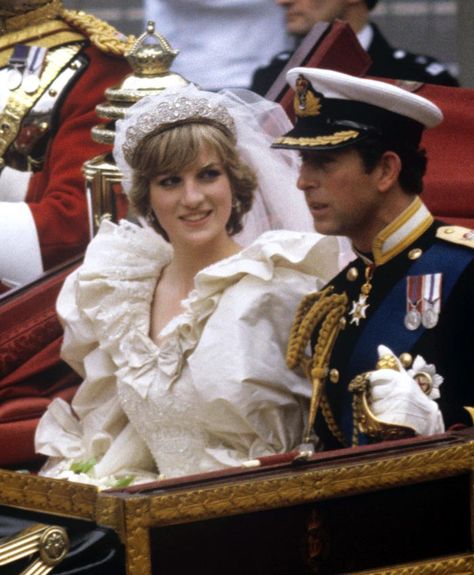 Diana de Gales: Su vestido de novia y otros looks vistos en su boda - Foto 6 Charles And Diana Wedding, Diana Wedding Dress, Lady Sarah Chatto, Princess Diana Rare, Princess Diana And Charles, Princess Diana Wedding, Prince Charles And Diana, Spencer Family, Diana Wedding