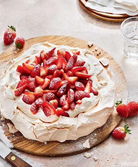 Strawberry Pavlova, Pavlova Dessert, Recipe Strawberry, Pavlova Recipe, Köstliche Desserts, Eat Dessert First, Strawberry Recipes, Style At Home, Eat Dessert