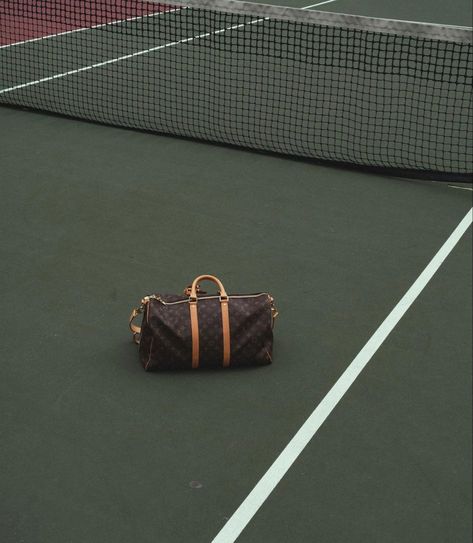 Sporty And Rich Aesthetic, Polo Aesthetic, Brown Tennis, Tennis Core, Tennis Aesthetic, Tennis Girl, Vintage Leather Handbag, Sports Aesthetic, Super Rich Kids