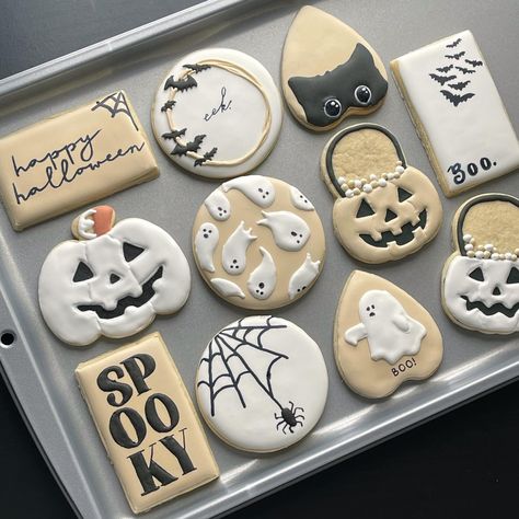 Fall Decorated Cookies, Halloween Sugar Cookies Decorated, No Bake Sugar Cookies, Halloween Cookies Decorated, Royal Iced Cookies, Halloween Sugar Cookies, Sugar Cookie Royal Icing, Iced Sugar Cookies, Halloween Baking