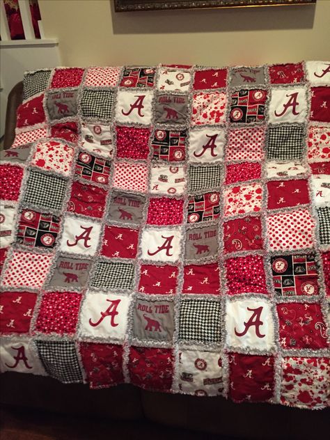 Flannel Alabama rag quilt Alabama Quilt Block, Alabama Quilt Ideas, Alabama Quilt, Football Quilt, Alabama Baby, Alabama T Shirts, Auburn Alabama, Lake Keowee, Sew Projects