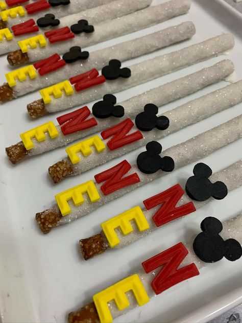 Mickey Dessert Table, Mickey Mouse Treat Ideas, Mickey Mouse Birthday Treat Ideas, Mickey Mouse Party Treats, Mickey Mouse Theme Desserts, Mickey Treats, Mickey Mouse Treats For Birthday Party, Mickey Mouse Cakepops, Mickey Mouse Birthday Treats