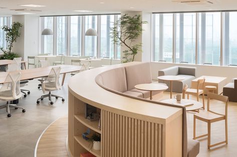 Inside Japan Association of Athletics Federations’ Minimalist Tokyo Office - Officelovin' Office Inspiration Workspaces, Open Office Design, Breakout Space, Cool Office Space, Office Design Inspiration, H Design, Ideas Hogar, Banquette Seating, Work Station