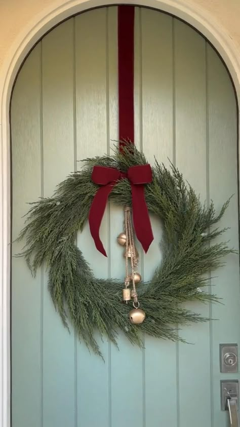 Home Door Decorations, Wall Christmas Decor, Door Decorations Christmas, Tiktok Christmas, Christmas Home Decorations, Christmas Front Door, Minimal Christmas, Christmas Decorations Ideas, Christmas Front Doors