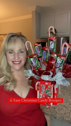 Christmas Candy Bouquets, Christmas Candy Bouquet Ideas, Easy Candy Bouquet, Small Candy Bouquet, Mini Candy Bouquet, Christmas Candy Bouquet, Christmas Arrangements Diy, Christmas Candy Crafts, Christmas Candy Easy