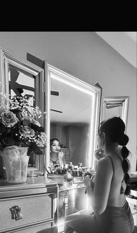 Vanity Photoshoot Mirror, Vanity Mirror Photoshoot Ideas, Vanity Mirror Photoshoot, Vanity Photoshoot Ideas, Vanity Photoshoot, Single Poses, 21st Birthday Photoshoot, 31st Birthday, Birthday Shoot