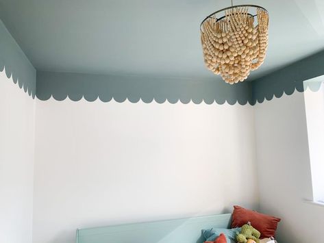 Scalloped Edge Colour Blocking Tutorial - Guest Blog Stephanie Bradshaw (@lust_life_designs) Scalloped Painted Ceiling, Scalloped Wall Painting, Scallop Edge Wall, Scalloped Ceiling Paint, How To Scallop Painted Wall, Scallop Wall Panelling, Scallop Trim Wall, Purple Scallop Wall, Scalloped Wainscoting