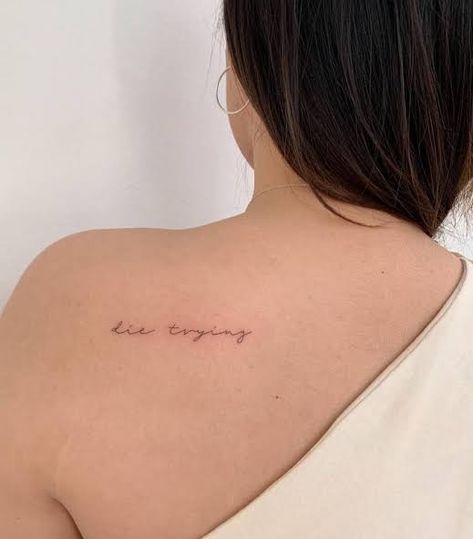 Shoulder Script Tattoo, Blade Tattoos For Women, Shoulder Blade Tattoos For Women, Tattoo Espalda Mujer, Shoulder Blade Tattoos, Unforgettable Tattoo, Shoulder Tattoo Quotes, Tattoo Espalda, Gay Tattoo