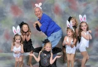 47 Incredibly Awkward Easter photos Funny Easter Pictures, Weird Family Photos, Easter Family Photos, Creepy Old Man, Old People Jokes, Easter Bunny Pictures, Awkward Photos, Make Em Laugh, Awkward Family Photos