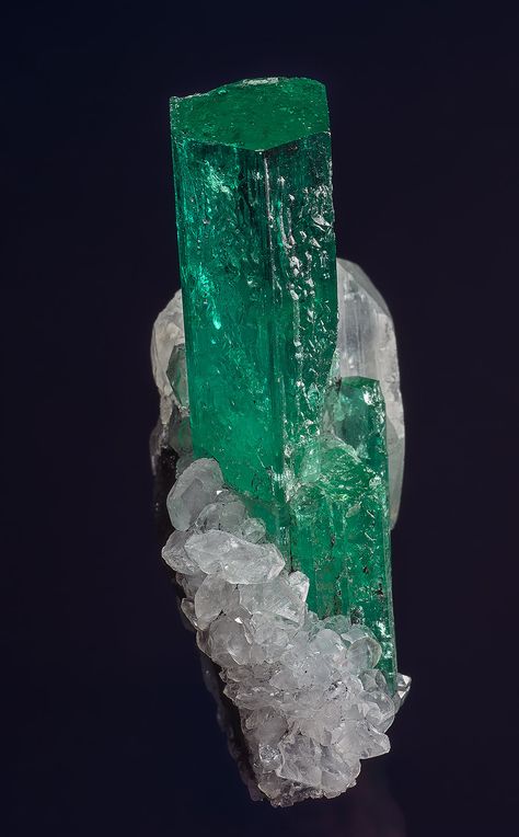 Beryl (var emerald), Calcite Chivor Mine, Mun. de Chivor, ... | FMF Rock Minerals, Pretty Rocks, Mineral Stone, Minerals And Gemstones, Rocks And Gems, Art Deco Ring, Emerald Gemstone, Precious Gems, Gems And Minerals