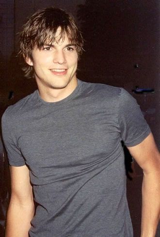 Ashton Kutcher Just Married, Ashton Kutcher Aesthetic, Ashton Kutcher 2000s, Ashton Kutcher Hair, Ashton Kutcher 90s, Ugly Hot Actors, Fine Celebrity Men, Young Ashton Kutcher, Men From The 80s