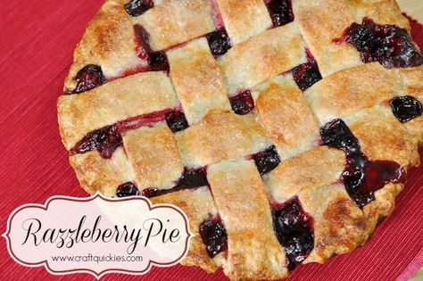 The razzleberry pie recipe is a perfect summer dessert! Perfect when served warm and topped with vanilla ice cream! Razzleberry Pie Recipe, Razzleberry Pie, Fresh Blueberry Pie, Recipes For Sweets, Slice Of Pie, Pie Pie, Diy Cooking, Perfect Pies, Blueberry Pie