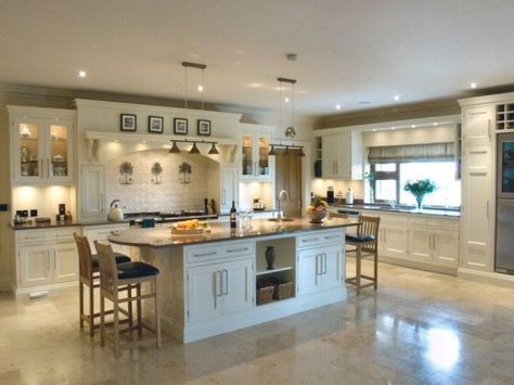 15 Functional Ideas How To Decorate Big Spacious Kitchen Big Kitchen Design, Large Kitchen Design, Traditional Kitchen Design, Kitchens Luxury, Kitchen Island Bar, Kitchen Designs Layout, Big Kitchen, Spacious Kitchens, Uk Kitchen