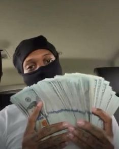 Lowkey Rapper, Holding Money, Rapper Wallpaper Iphone, Chris Brown Videos, Music Cover Photos, Best Rapper Alive, Money Pictures, Lil Durk, Dope Outfits For Guys