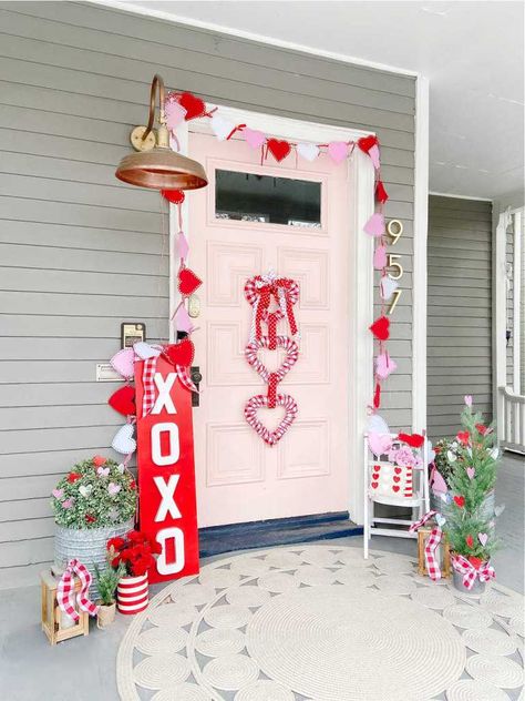 Dollar Store Triple Heart Valentine's Day Wreath. Brighten up February with an inexpensive triple dollar store heart wreath. Valentines Outdoor Decorations, Wedding Outside, Topiary Diy, Valentine Door Decorations, Valentine's Day Decorations, Diy Valentine's Day Decorations, Valentine Tree, Triple Heart, Diy Valentines Decorations