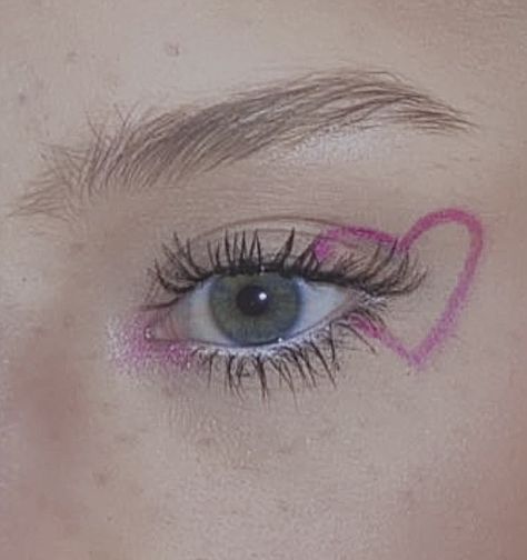 Eyeliner Cute Ideas, Cute Heart Eyeliner, 2 Line Eyeliner, Concert Makeup Eyeliner, Eyeliner Easy Ideas, Cute Heart Makeup Looks, Face Heart Makeup, Heart Eyeliner Tutorial, Valentines Eyeliner Looks