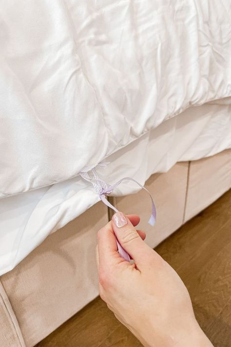 I have found that my husband and I each having our own duvet works SO much better for us as opposed to sharing a duvet because we have different preferences when we sleep. We love having two blankets because it ensures we have the right weight of blanket and nobody's hogging blankets which makes for a much more restful night’s sleep. Here are some helpful tips for adding a duvet to your bed! Duvet Hack, Diy Duvet, Diy Bedding, Textured Duvet, Fluffy Duvet, Double Duvet, Diy Bed, Weighted Blanket, A Nightmare