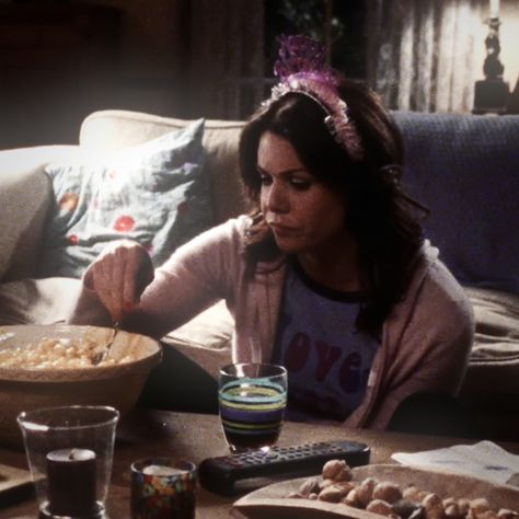 Loriela Gilmore, Lorelai Gilmore Icons, Lorelei Gilmore Aesthetic, Lorili Gilmore, Lorelai Gilmore Aesthetic, Gilmore Core, Lorelai And Rory, Gilmore Girls Lorelai, Lorelei Gilmore