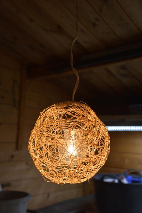 Deze hippe lampenkap maak je helemaal zelf - Libelle Diy Lamp, Lampshades, Home Deco, Decorating Ideas, Easy Diy, Pendant Light, Ceiling Lights, Lighting, Pendant