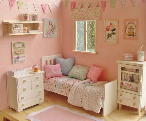 Barbie Bedroom, Barbie Room, Dollhouse Bedroom, Mini Doll House, Doll House Crafts, Barbie Doll House, Dolls House Interiors, Miniature Rooms, Barbie House