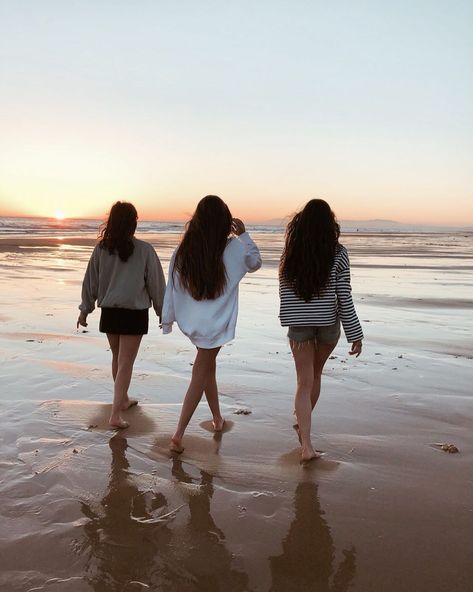 Trio Girls Squad Aesthetic, Bestie Trio, Girls Squad, Friend Things, Group Photography, Beach Pictures Poses, Vision Board Manifestation, Pictures Poses, Best Friends Aesthetic