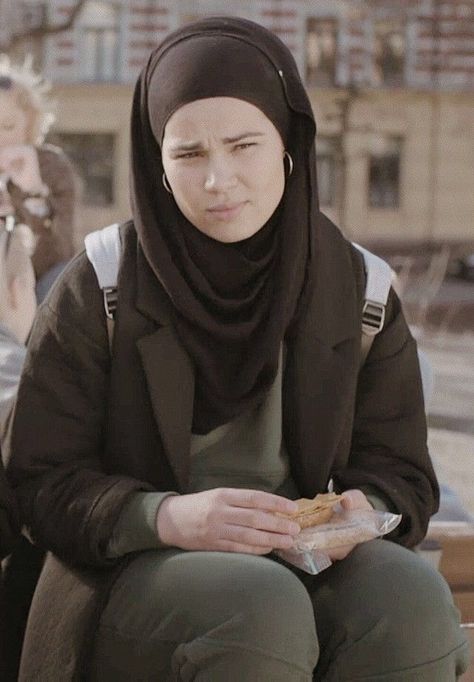 Beautiful Sana Bakkoush #S4 Iman Meskini, Sana Bakkoush, Skam Aesthetic, Skam Norway, Characters Outfits, Mary Oliver, Beautiful Beautiful, Happy Colors, Character Outfits