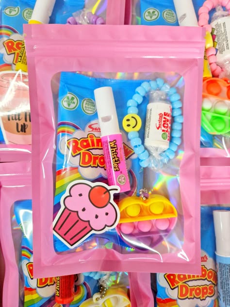 Heart Party Favors, Sleepover Goody Bag Ideas, Back To School Treat Bags, Party Bag Ideas For Kids, Party Gift Bag Ideas, X Smiley Face, Birthday Party Gift Bag Ideas, Party Bag Alternative, Birthday Party Giveaways